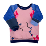 Fairer Alltagsbegleiter für Kinder mit Drachenmotiv und blauen Ärmeln im Unisex-Schnitt von Oktopulli