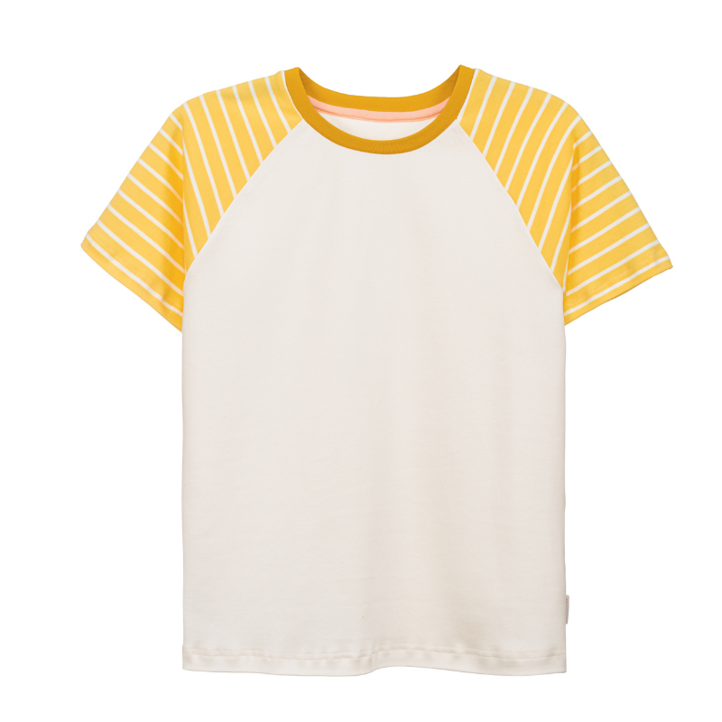 Faires T-Shirt der Marke Oktopulli aus Bio-Baumwolle in weiß mit gelb-weiß gestreiften Ärmeln 