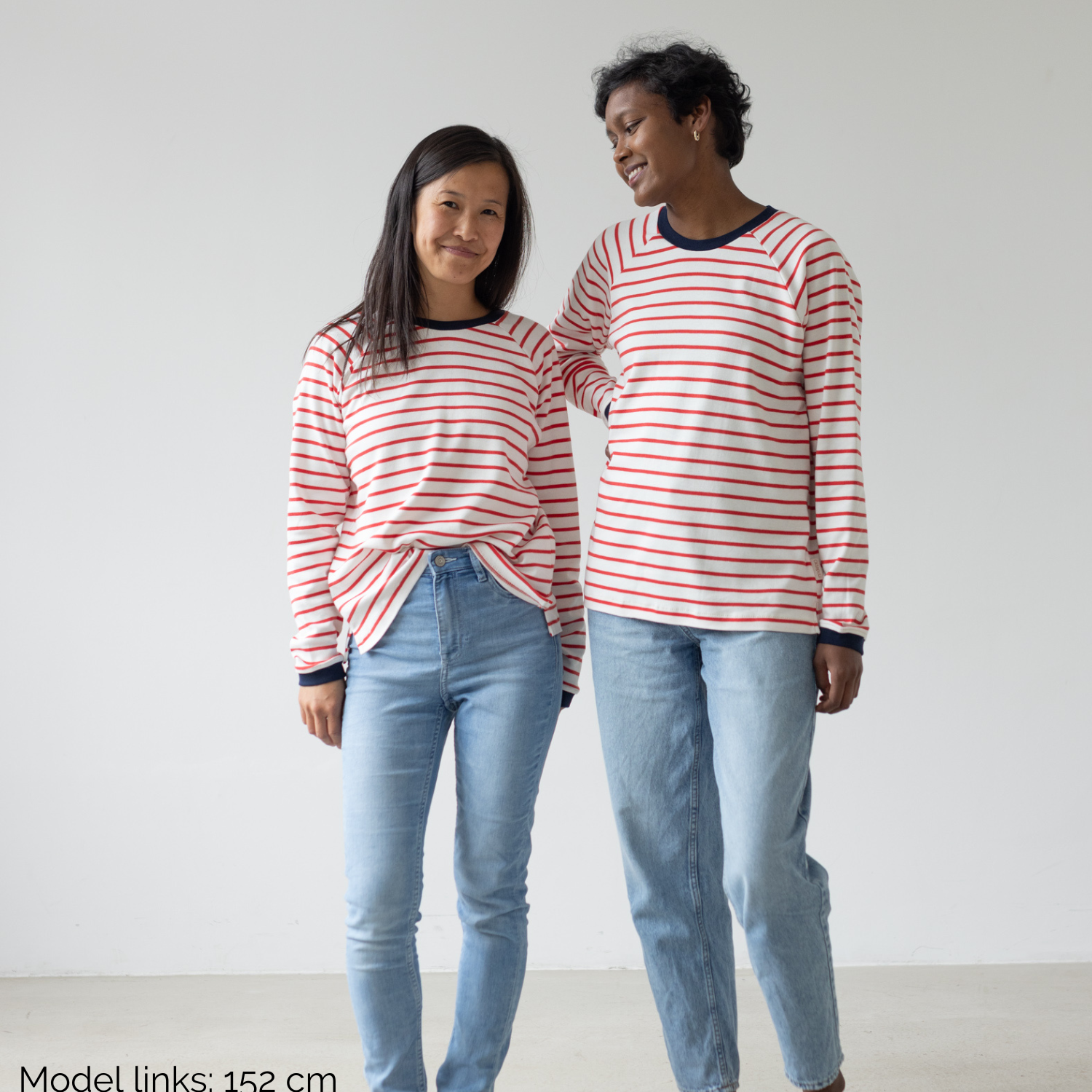 Zwei Frauen lachen und tragen dabei den Alltagsbegleiter für Erwachsene aus Bio-Baumwolle in Rot-Weiß gestreift von Oktopulli