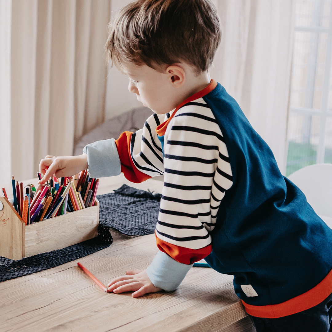 Mitwachsender Kuschelpullover für Kinder aus Bio-Baumwolle in Blau Orange von Oktopulli Zeichen 87Wörter 12Umformulierungen 0/3