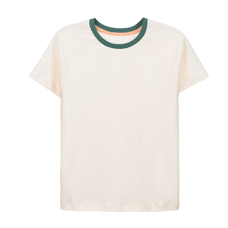Faires T-Shirt aus Bio-Baumwolle in Weiß mit grünem Halsbündchen im Unisex-Schnitt der Marke Oktopulli 