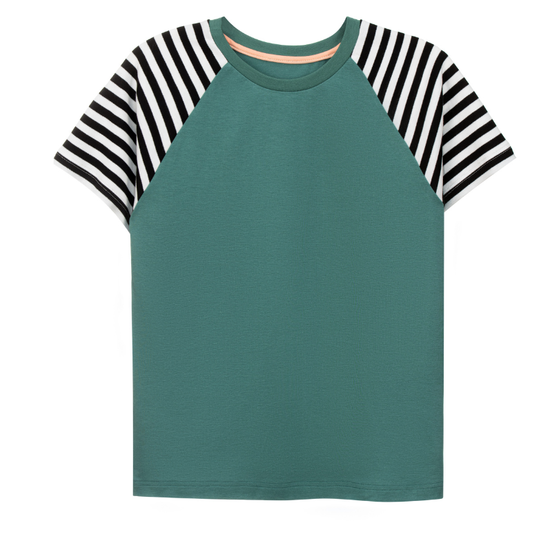 Faires Shirt im Unisex-Schnitt aus Bio-Baumwolle in Grün mit schwarz-weiß gestreiften Ärmeln von Oktopulli