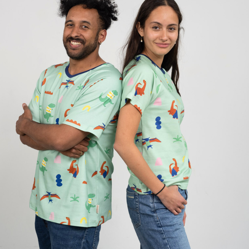 Eine Frau und ein Mann tragen beide das faire Shirt aus Bio-Baumwolle mit dem Motiv Dino Party von der Marke Oktopulli