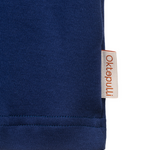 Nahaufnahme eines blauen T-Shirt aus Bio-Baumwolle mit Etikett von Oktopulli