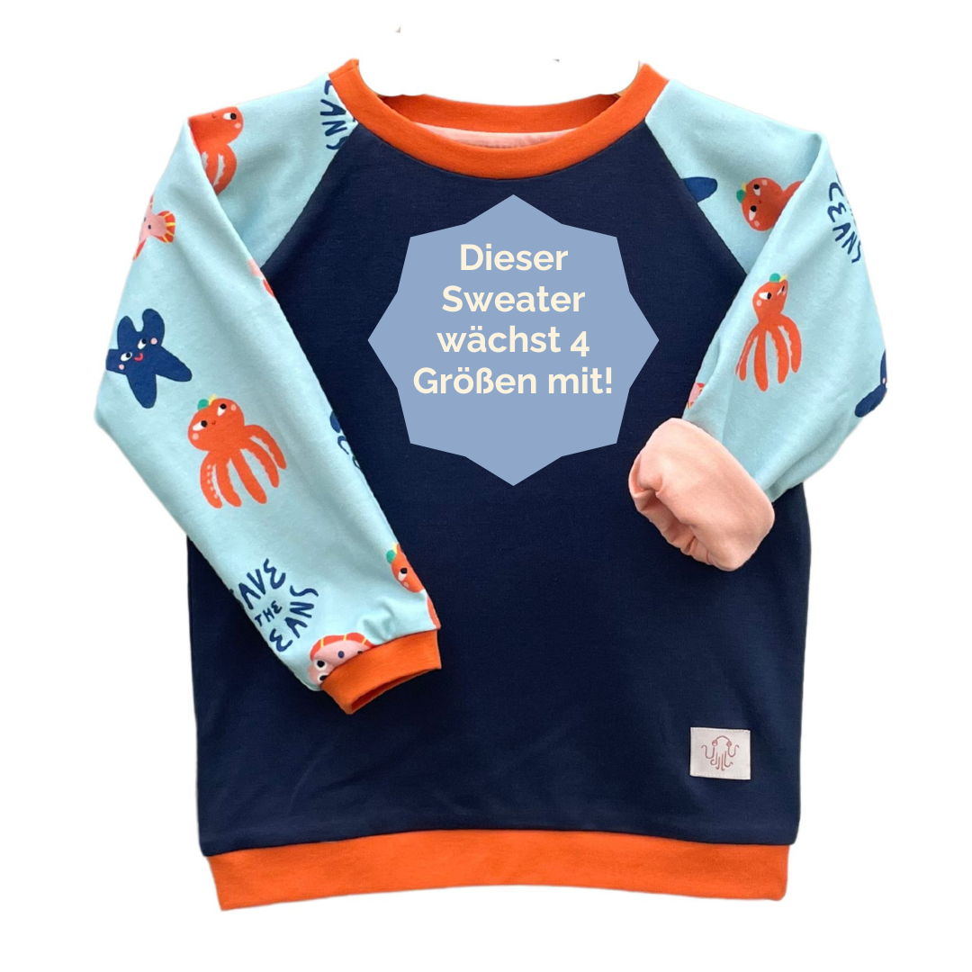 Fairer Alltagsbegleiter für Kinder aus Bio-Baumwolle in Blau mit Meerestiere-Motiv an den Ärmeln von Oktopulli