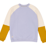 Raglan Erwachsenenpulli. Korpus fliederfarben. Ärmel zweiteilig, in der Mitte geteilt. Obere Farbe off-white, untere Farbe senfgelb. Bündchen an Hals und Saum fliederfarben, an den Ärmeln senfgelb.